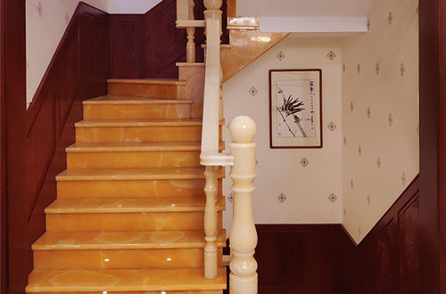 德庆中式别墅室内汉白玉石楼梯的定制安装装饰效果