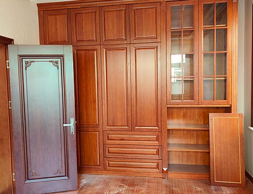 德庆中式家庭装修里定制的实木衣柜效果图